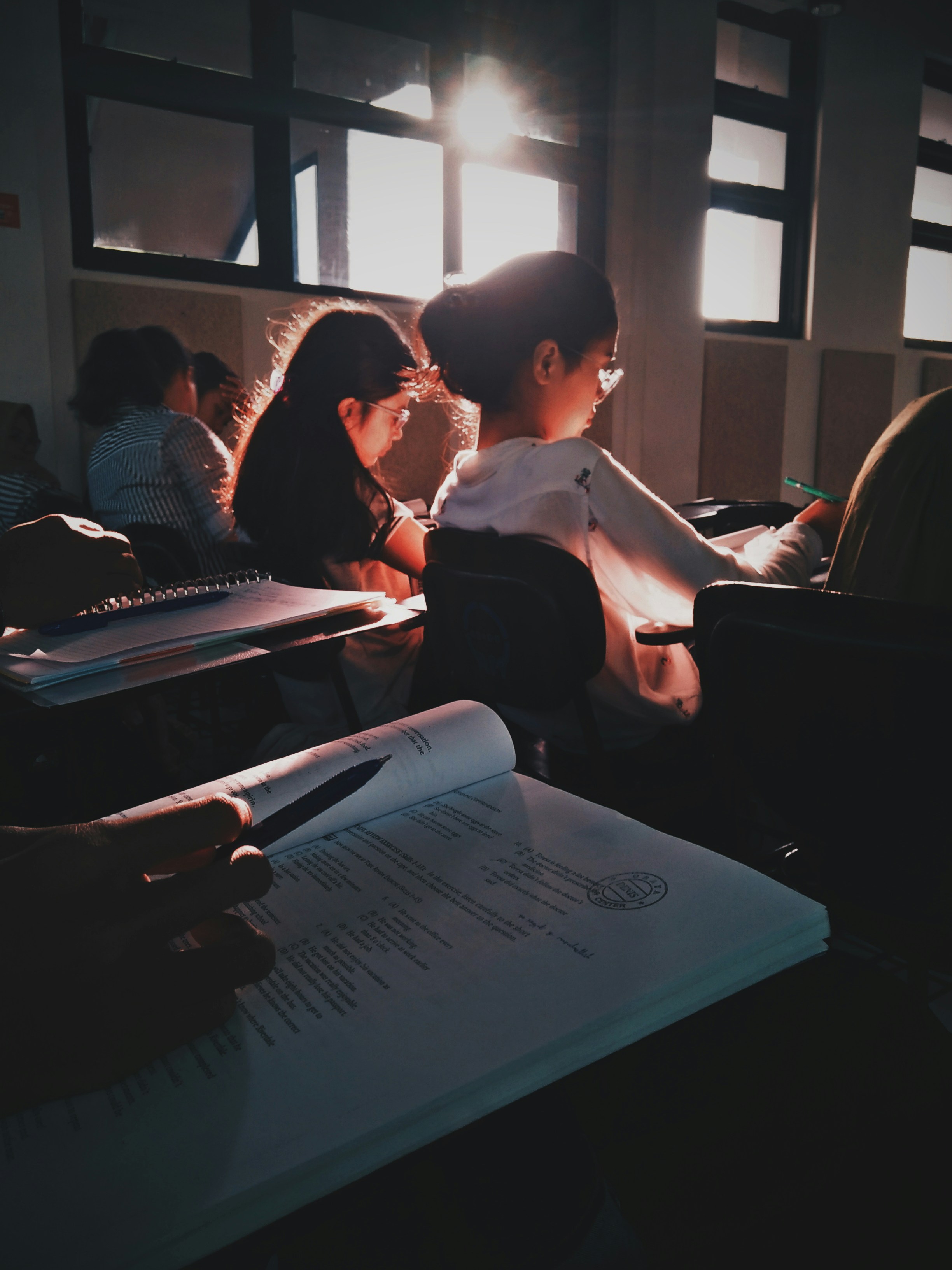 bambine a scuola.jpg